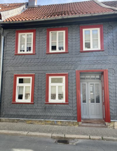 Hausfront Fenster und Tür